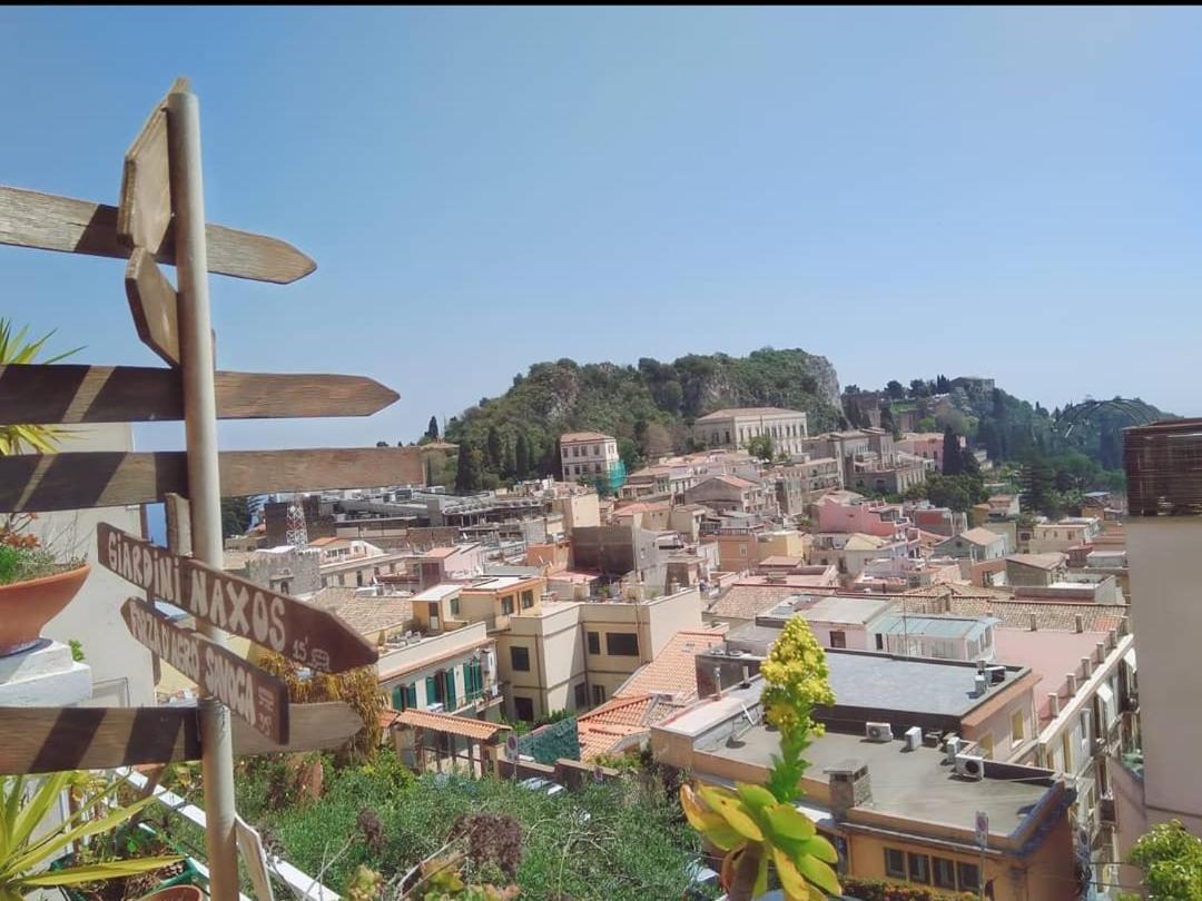 Taormina Center Hostel: Private Room with Terrace Exterior photo